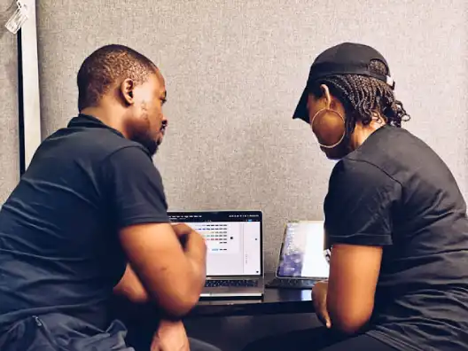 Equipa da ALF Gráfica a trabalhar num projeto de impressão em Maputo