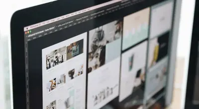 Designer africano a criar logótipo e identidade visual num computador
