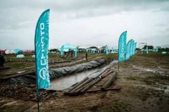 Autocolantes de vinil, bandeiras e porta-chaves promocionais com branding empresarial